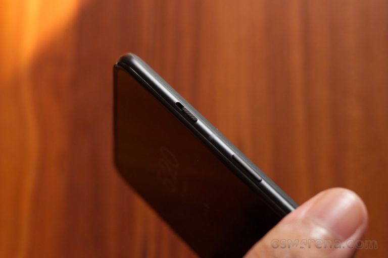 OnePlus 10R rumored to drop the alert slider and have centered selfie camera hole punch
-Techweu