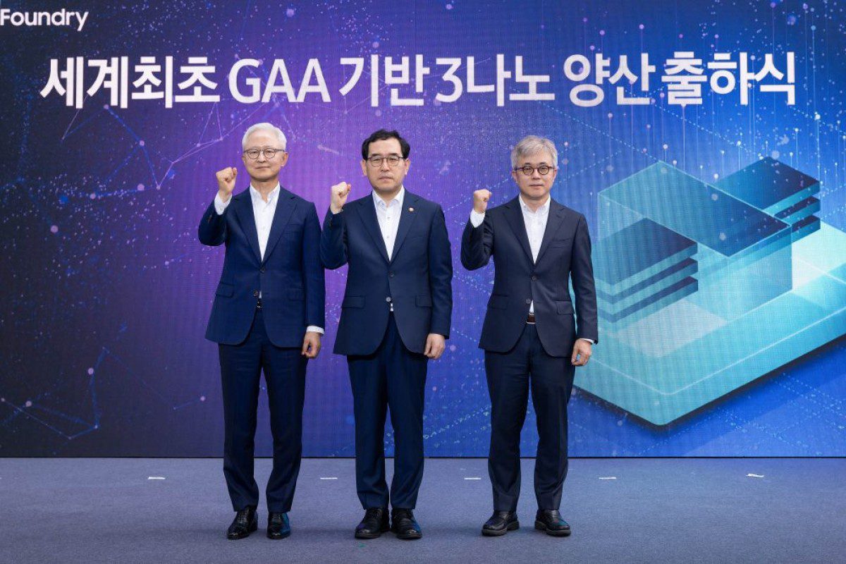   Samsung Electronics CEO, Minister Lee Chang-yang and CEO of Samsung Electronics' Foundry Division