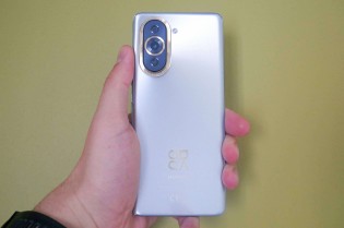 Handling the Huawei nova 10 Pro