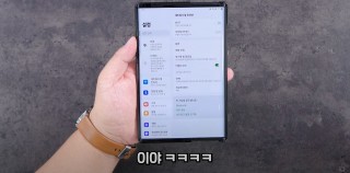 Apps that support it can show their tablet UIs on the extended screen
