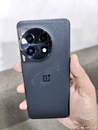 OnePlus 11 shown in live images, official-looking renders also in tow
-Techweu